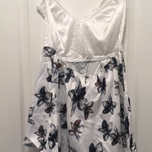 Beautiful lace and silky romper. - Picture 6 of 6